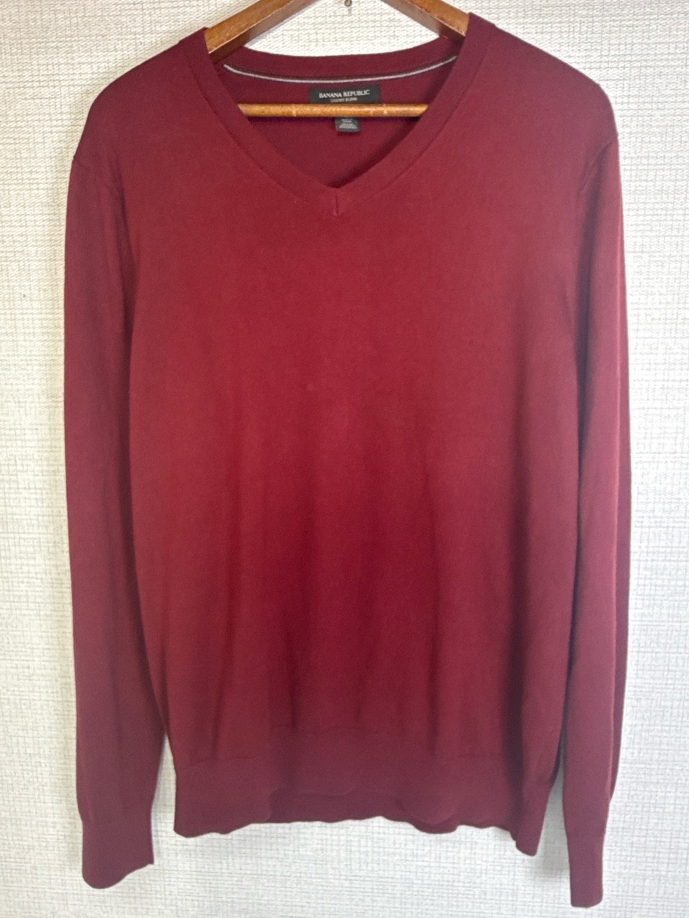 Banana Republic Mens Large Burgundy Red VNeck Sweater Luxury Silk Cashmere Blend